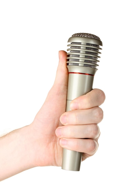 Glanzende grijze ijzeren microfoon in de hand geïsoleerd op wit