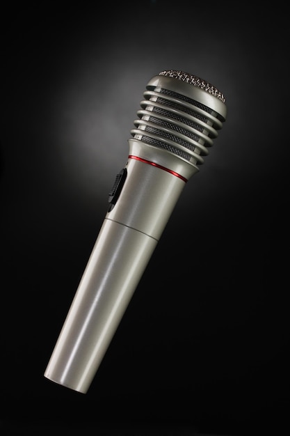 Glanzende grijze ijzeren microfoon op zwarte achtergrond