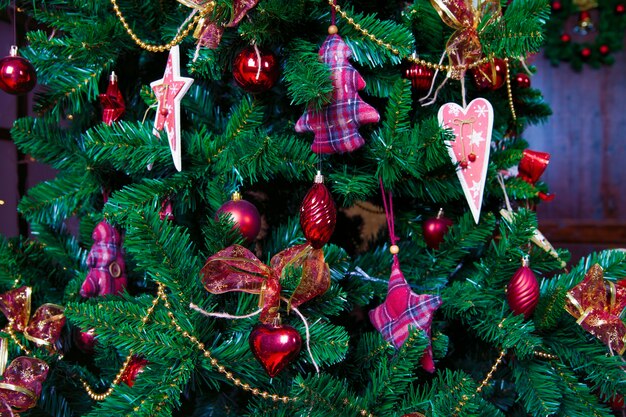 Glanzende kerstballen hangen aan pijnboomtakken