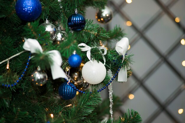 Glanzende kerstballen hangen aan pijnboomtakken