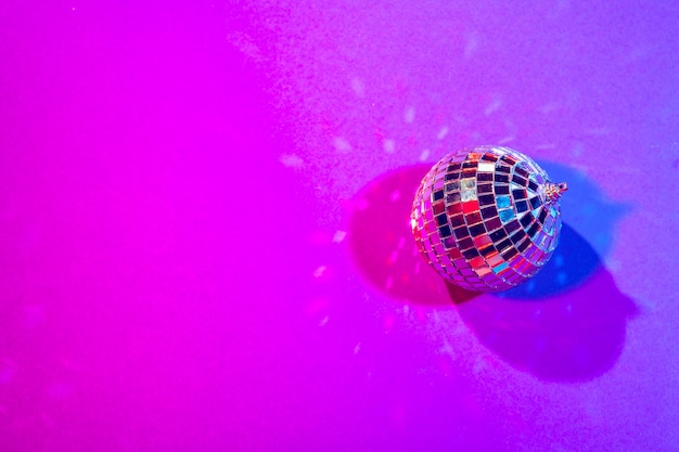 Glanzende kleine discoballen sprankelend in een prachtig paars licht. Disco party concept