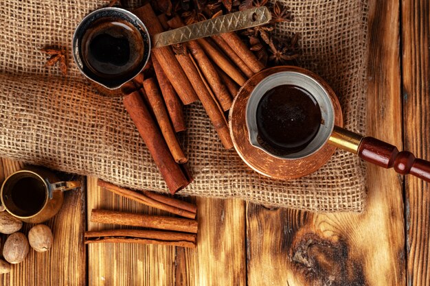 Glanzende koperturk met gebrouwen koffie op bruine houten lijst