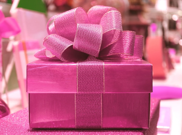 Glanzende roze vierkante geschenkdoos met strooier Pink Ribbon Bow