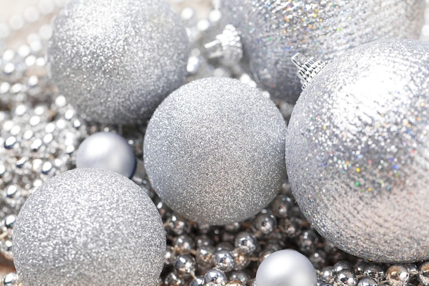 Glanzende zilveren glitterballen close-up op houten tafel