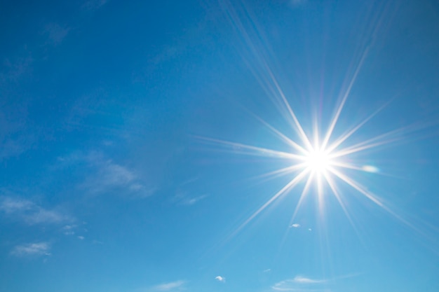 Glanzende zon op heldere blauwe lucht met vrije tekst ruimte