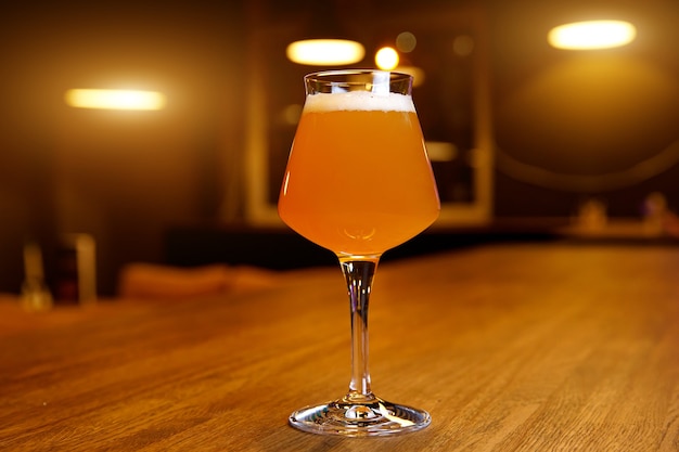 Glas ambachtelijk bier op een tafel in de pub,