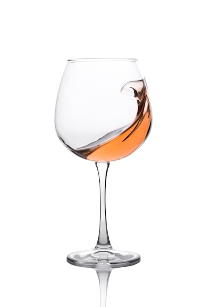 Glas amber wijn met spatten geïsoleerd op wit.