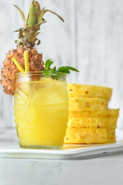 Foto glas ananas tiki stijl cocktail op witte achtergrond