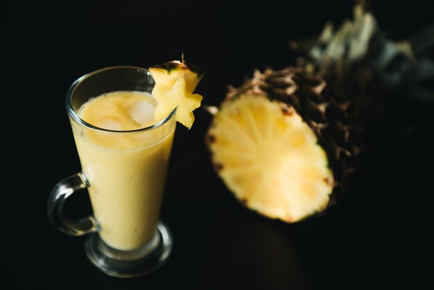 Glas ananassap en plakjes ananas