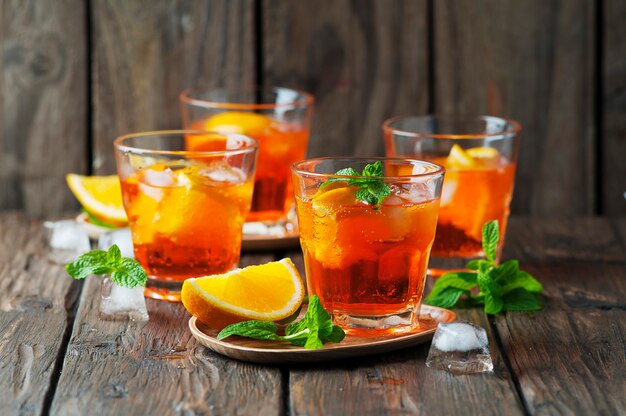 Glas aperol met ijs, sinaasappel en munt