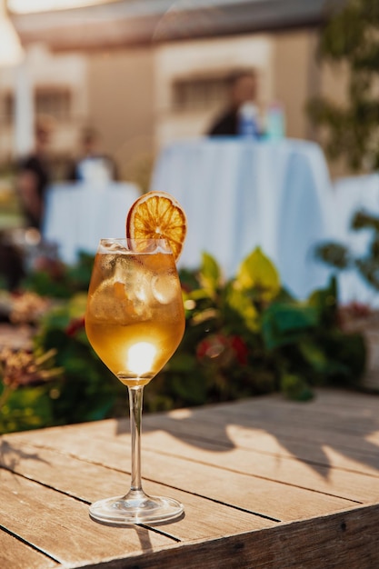 Glas Aperol Spritz-cocktail op tafel in het beroemde verfrissende drankje van het straatrestaurant op zonnige dag