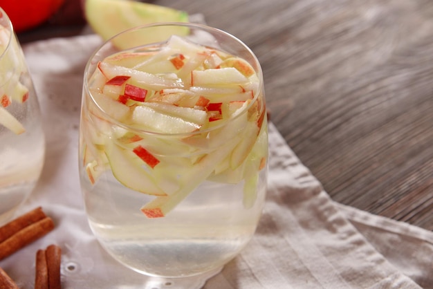 Glas appelcider en kaneel op tafel close-up