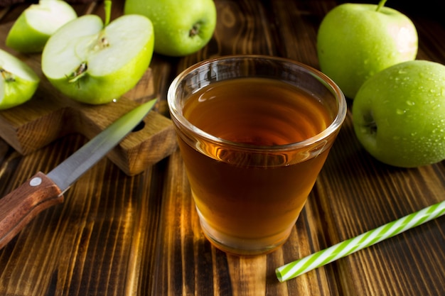 Glas appelsap op tafel