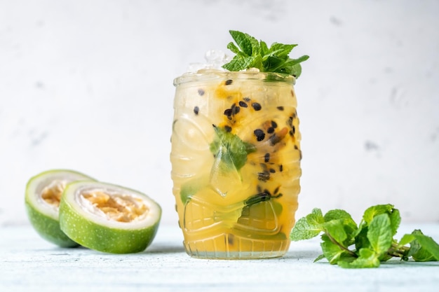 Glas Bajan Mojito met verse passievrucht