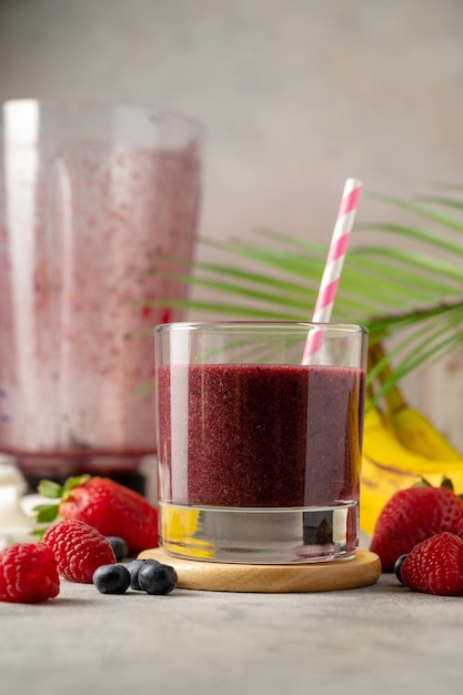 Glas bessen smoothie in een glas Aardbei banaan bosbes gezonde drank