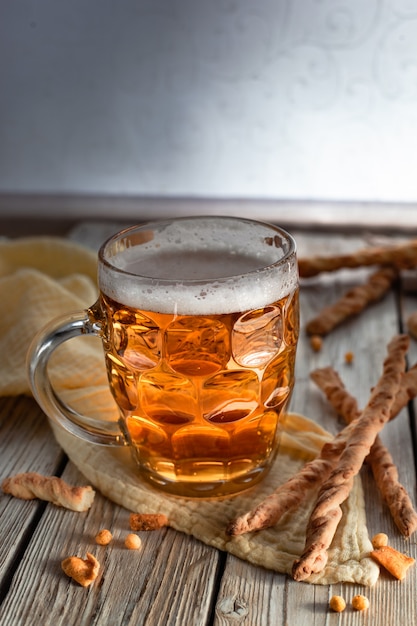 glas bier ambachtelijke bierbier in mok mok bier en snacks krakeling