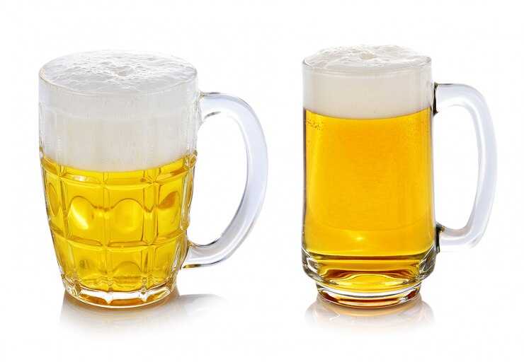 Foto glas bier dat op witte achtergrond wordt geïsoleerd