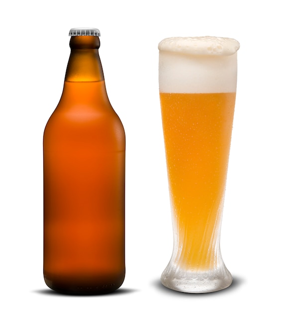 Glas bier en bruine fles geïsoleerd op een witte achtergrond.