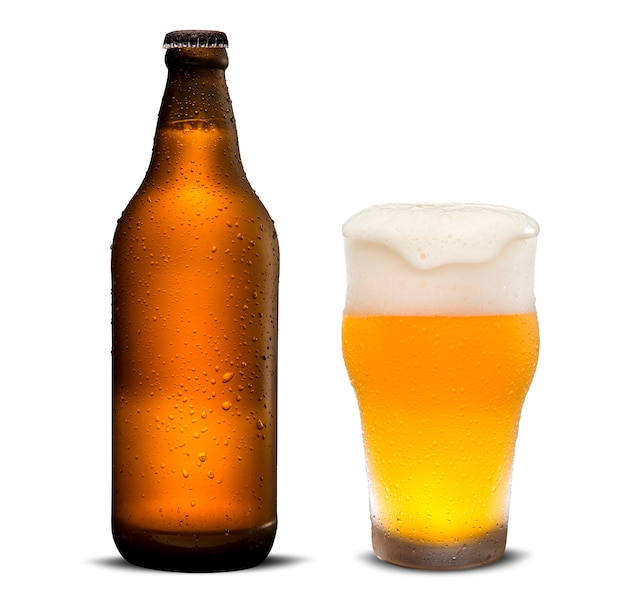 Glas bier en bruine fles met druppels geïsoleerd op een witte achtergrond.