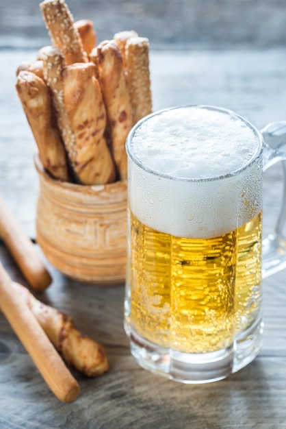 Glas bier met breadsticks