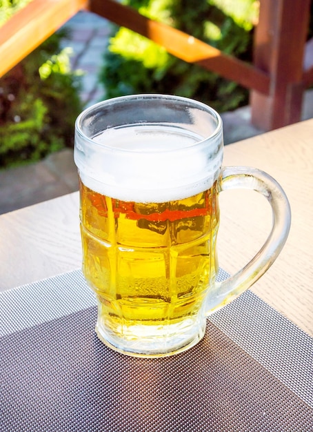 Glas bier op tafel in de bar