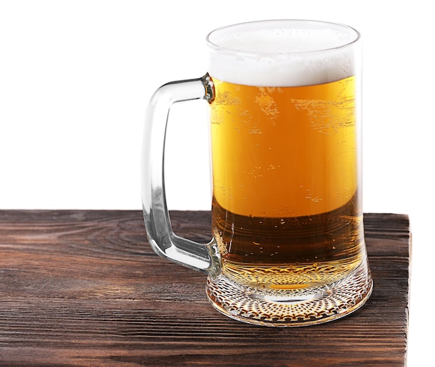 Glas bier op witte achtergrond