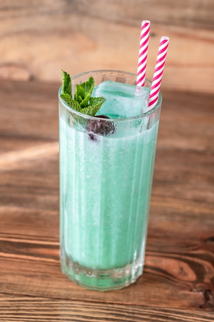 Glas blauwe Hawaiiaanse cocktail op houten tafel