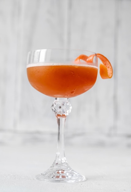 Glas Brown Derby-cocktail gegarneerd met een twist van grapefruitschil