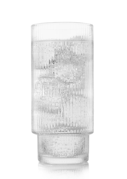 Glas bruiswater limonade met ijsblokjes en bubbels op wit