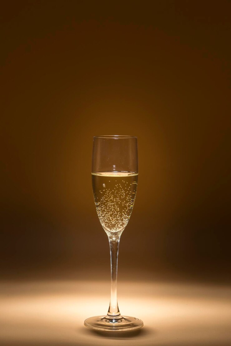 Glas cava in de donkere smaken in privacy