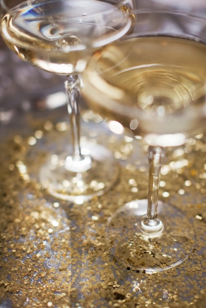 Glas champagne met gouden sterren confetti op het zilveren dienblad nieuwjaar party concept