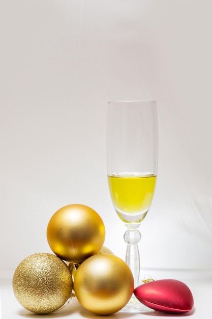 Glas champagne met kerstversieringen