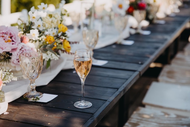 Glas champagne op een houten tafel op een openluchtfeest