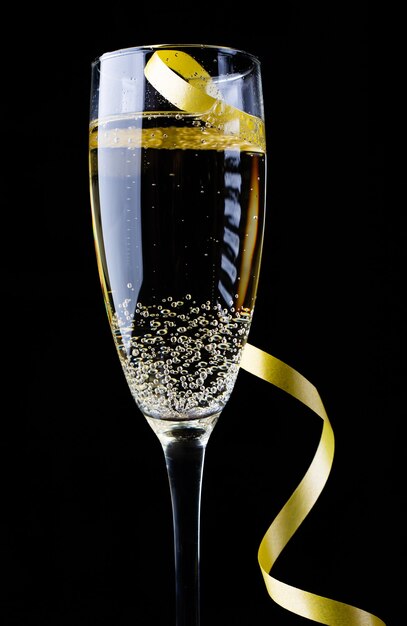 Glas champagne op zwarte achtergrond
