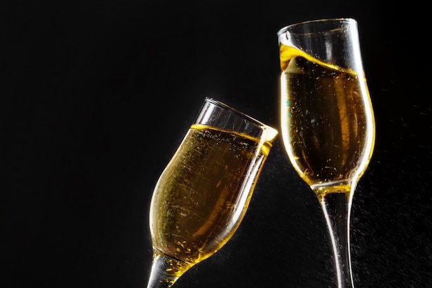 Glas champagne op zwarte achtergrond