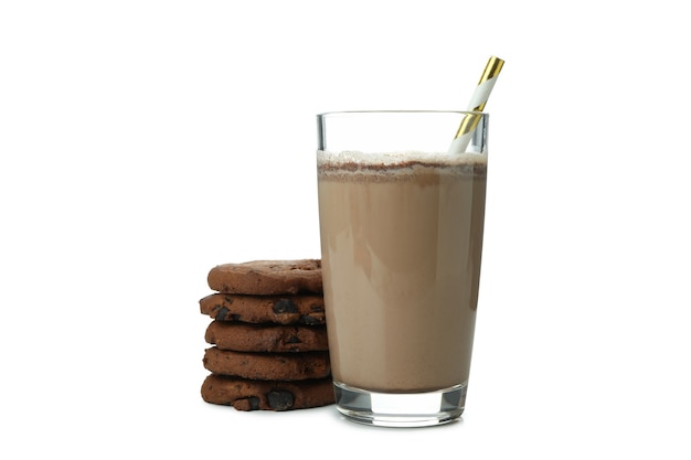 Glas chocolade milkshake en koekjes geïsoleerd op wit