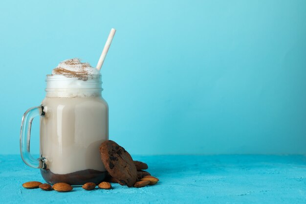 Glas chocolade milkshake met koekjes en amandel