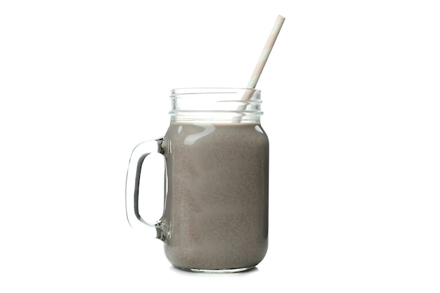 Glas chocolade milkshake met stro geïsoleerd op een witte achtergrond