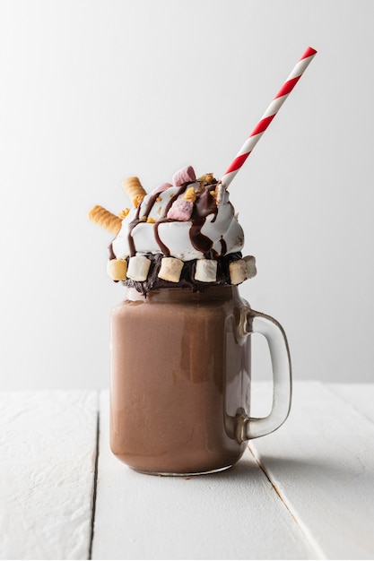 Foto glas chocolade shake op tafel