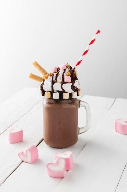 Foto glas chocolade shake op tafel