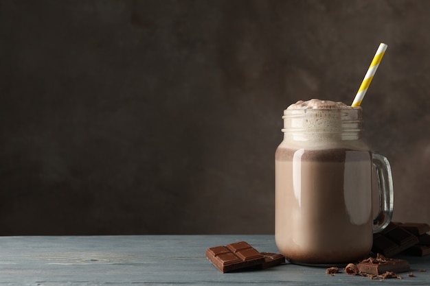 Glas chocolademilkshake op houten lijst