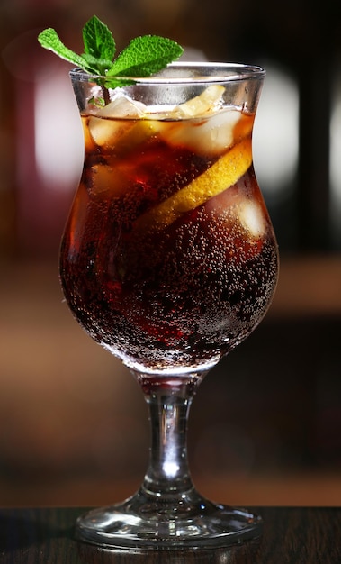 Glas cocktail in bar op heldere onscherpe achtergrond