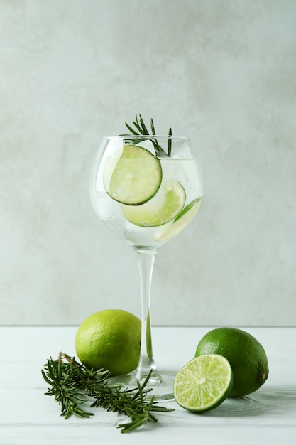 Glas cocktail met limoen op witte houten tafel