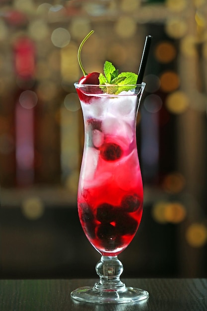 Glas cocktail op barachtergrond