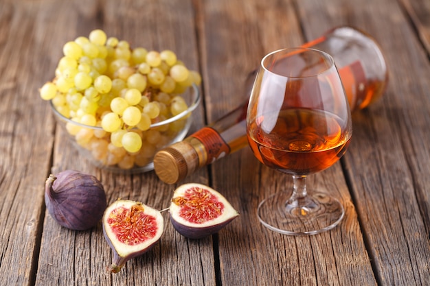 Glas cognac met fruit op de tafel