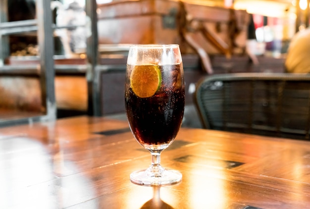 glas cola op tafel in het restaurant