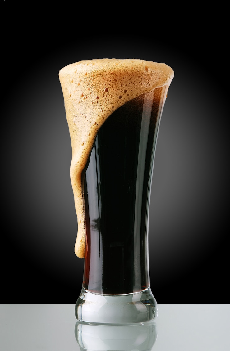 Foto glas donker bier met schuim