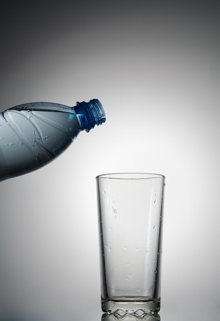 Glas en een plastic fles