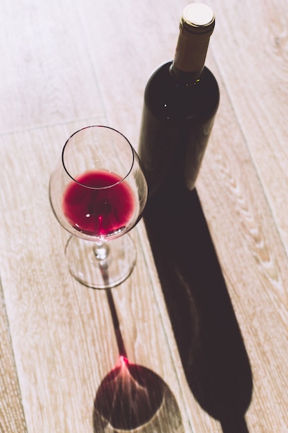 Glas en fles met rode wijn