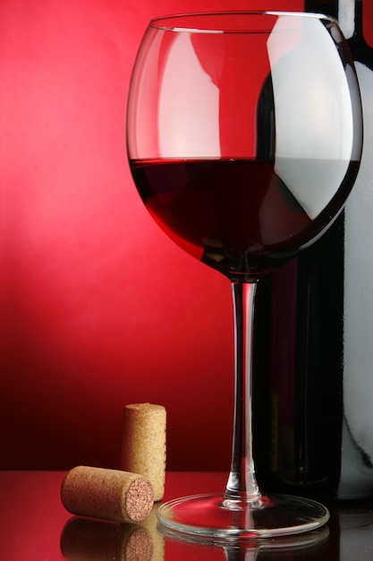 Glas en fles rode wijn.